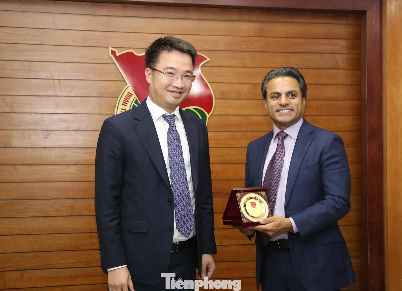 Anh Nguyễn Tường Lâm tặng quà lưu niệm cho lãnh đạo cấp cao Viện khảo thí giáo dục Hoa Kỳ (ETS). Ảnh: L.Đ.H