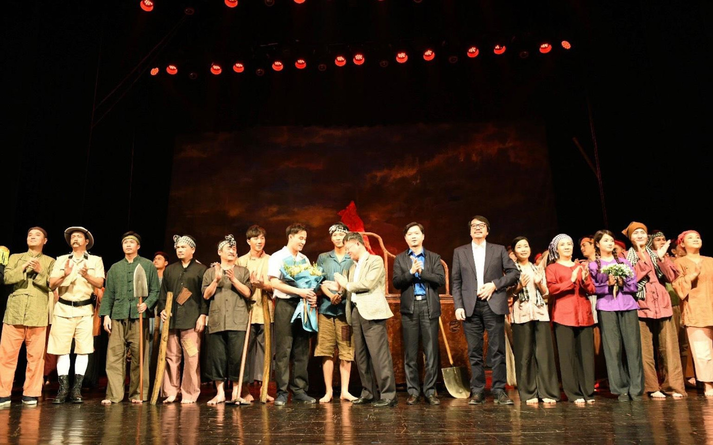 Anh Nguyễn Minh Triết - Bí thư Trung ương Đoàn tặng hoa và chúc mừng các diễn viên vở kịch &quot;Sống mãi tuổi mười bảy&quot;.