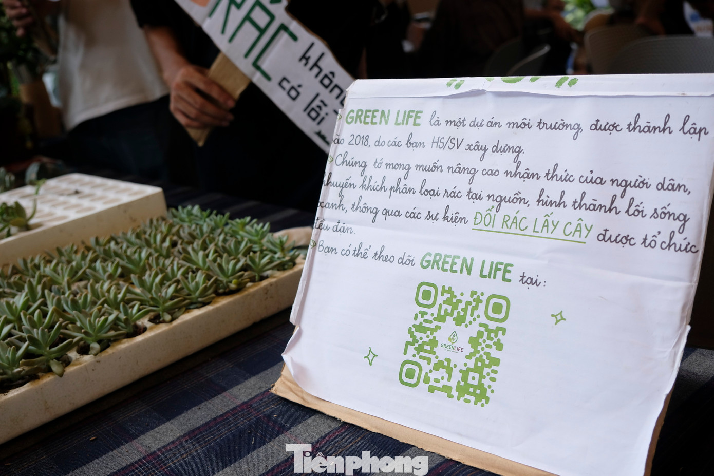 Em Vũ Thùy Dương (học sinh cấp 3 tại Hà Nội) biết đến dự án qua mạng xã hội. &quot;Đây là lần đầu em tham gia làm cộng tác viên của dự án. Em mong muốn mọi người đều nâng cao nhận thức về việc phân loại rác thải, tái chế rác thải để tạo vòng đời cho rác, từ đó giảm áp lực tiêu hủy rác ra môi trường&quot;, Dương nói.