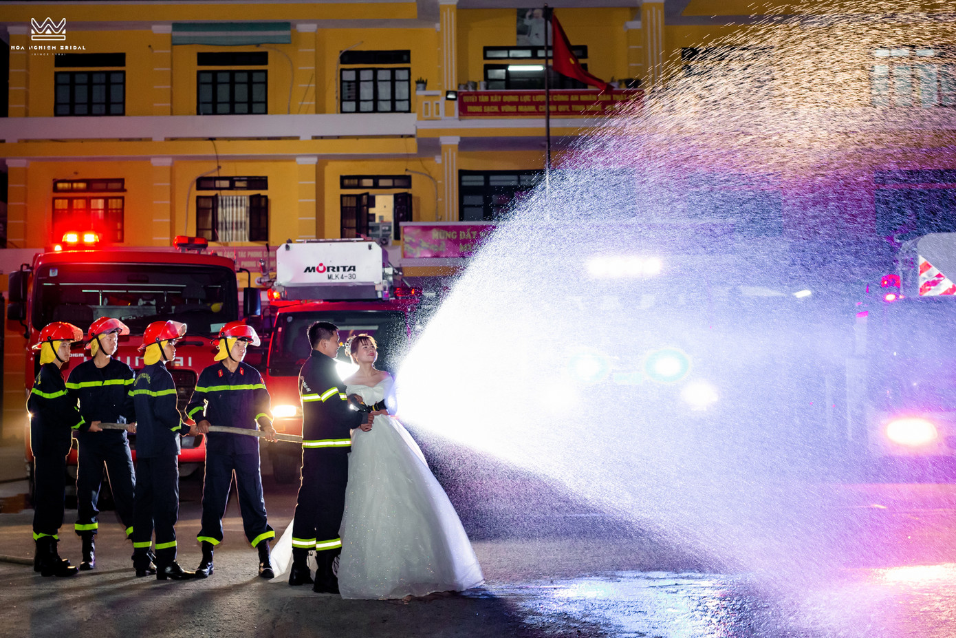 Cô dâu rạng rỡ, tận hưởng khoảnh khắc ngọt ngào bên chồng sắp cưới. Cô dâu rạng rỡ, tận hưởng khoảnh khắc ngọt ngào bên chồng sắp cưới.