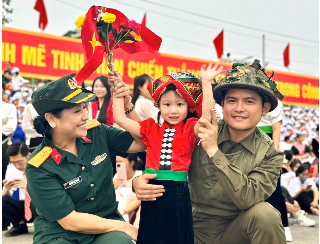 Bé Trần Vy Trâm thu hút sự chú ý với hình tượng "em bé tượng đài". Ảnh: NVCC