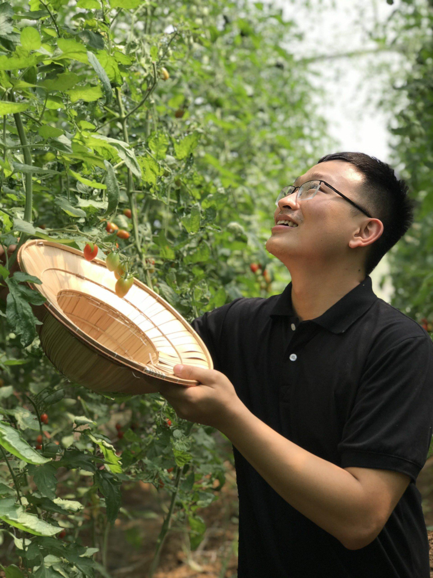 "Tương ớt tự nhiên thì lại để được ngắn ngày nên khách cũng trả lại nhiều do lên men. Mình tìm hiểu thì tìm ra phương pháp tiệt trùng nhiệt lên đến 120 độ, có thể để 1-2 năm". "Tương ớt tự nhiên thì lại để được ngắn ngày nên khách cũng trả lại nhiều do lên men. Mình tìm hiểu thì tìm ra phương pháp tiệt trùng nhiệt lên đến 120 độ, có thể để 1-2 năm".