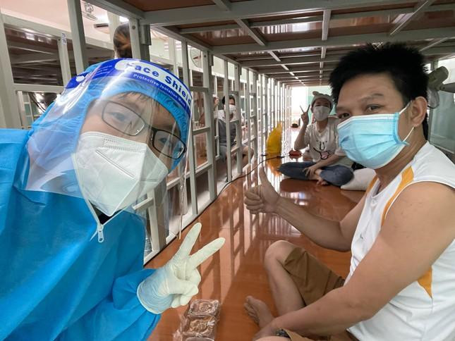 Khoa động viên, trò chuyện cùng các bệnh nhân trong khu cách ly THCS Nguyễn Văn Tố. Khoa động viên, trò chuyện cùng các bệnh nhân trong khu cách ly THCS Nguyễn Văn Tố.