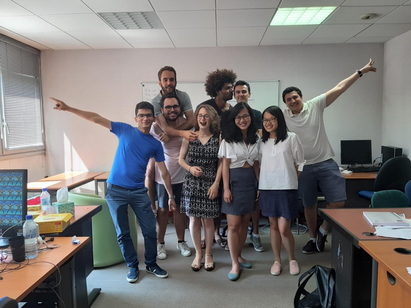 Việt Hoa (đứng thứ 2 trừ phải sang ở hàng trên) chụp ảnh cùng bạn bè.