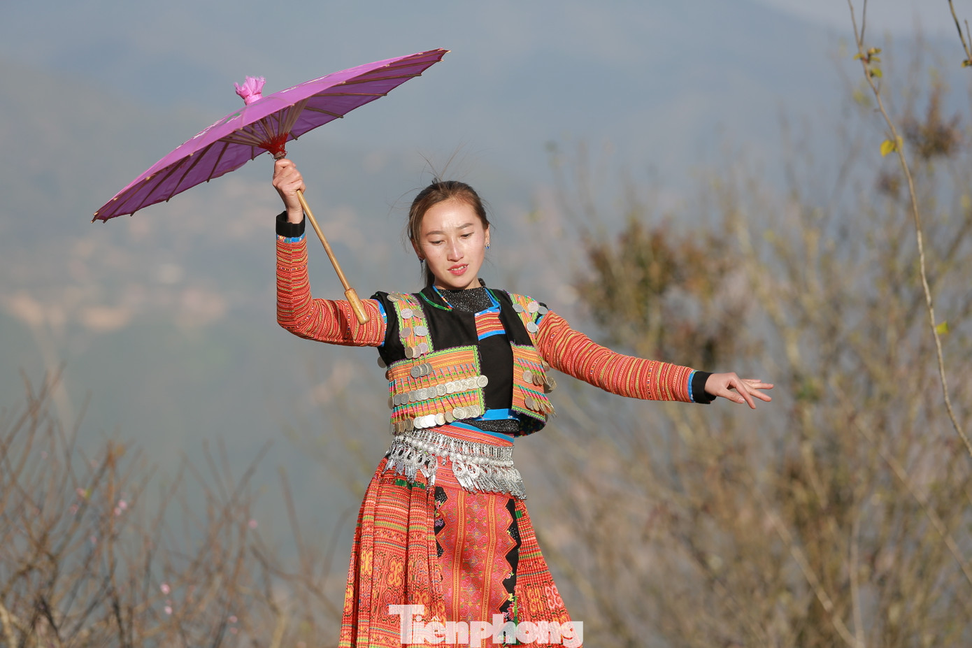 Nghệ nhân múa Giàng Vé đem đến điệu múa "Gọi em bên suối" tới du khách gần xa khi đặt chân tới đỉnh Tà Xùa. Nhiều bạn trẻ thích thú khi lần đầu được xem các tiết mục văn nghệ mang bản sắc dân tộc tại một địa điểm có view hấp dẫn như Tà Xùa.