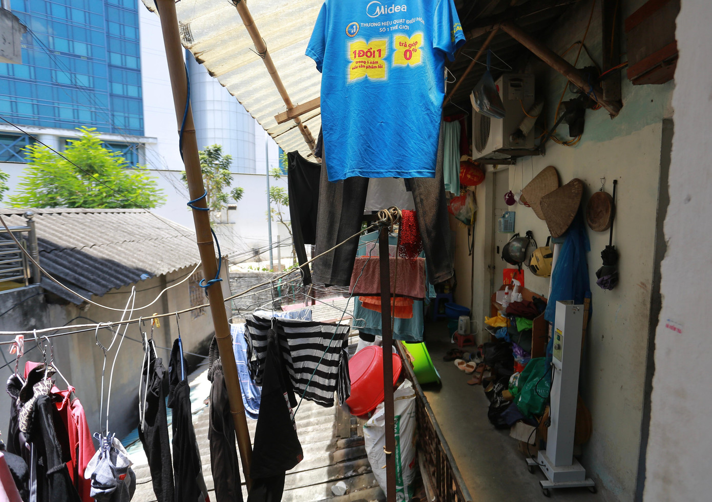 Không chỉ phải chịu đựng điều kiện sống tạm bợ, bệnh tật hành hạ, cái nóng lên đến 38 – 40 độ mấy ngày nay cũng khiến các bệnh nhân thêm cơ cực. Không chỉ phải chịu đựng điều kiện sống tạm bợ, bệnh tật hành hạ, cái nóng lên đến 38 – 40 độ mấy ngày nay cũng khiến các bệnh nhân thêm cơ cực.