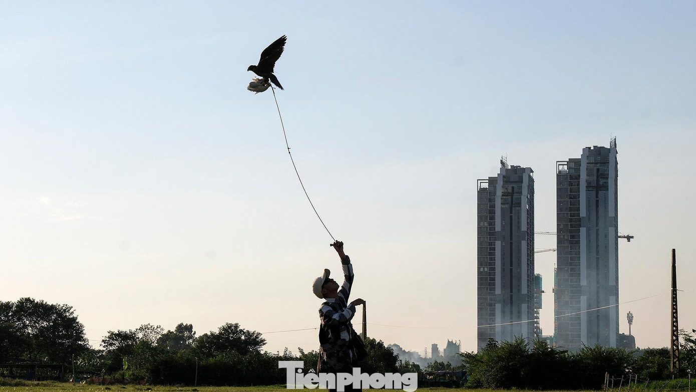 Tuy công việc chính khá bận rộn nhưng Sinh cùng nhóm khoảng gần 10 người có chung sở thích vẫn dành một khoảng thời gian ngắn buổi sáng để tập trung ở một cánh đồng, bắt đầu việc huấn luyện.