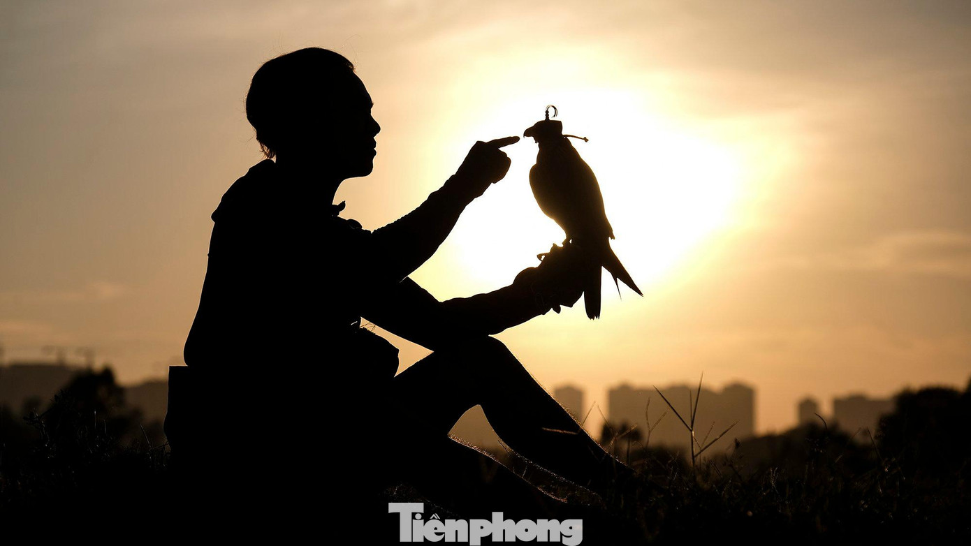 Dưới ánh hoàng hôn, Trần Tuấn Anh (30 tuổi, quận Hoàng Mai, Hà Nội) đang trò chuyện với &quot;bạn đồng hành&quot; của mình...