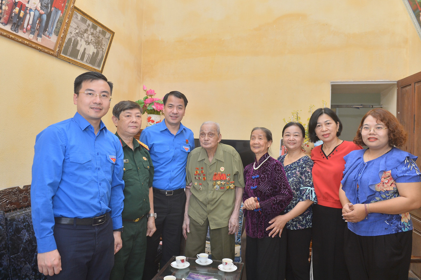 Ông Hoàng Đình Huệ đã nhận Huân chương kháng chiến chống Mỹ hạng Nhất, Nhì, Ba. Ảnh: Châu Linh Ông Hoàng Đình Huệ đã nhận Huân chương kháng chiến chống Mỹ hạng Nhất, Nhì, Ba. Ảnh: Châu Linh