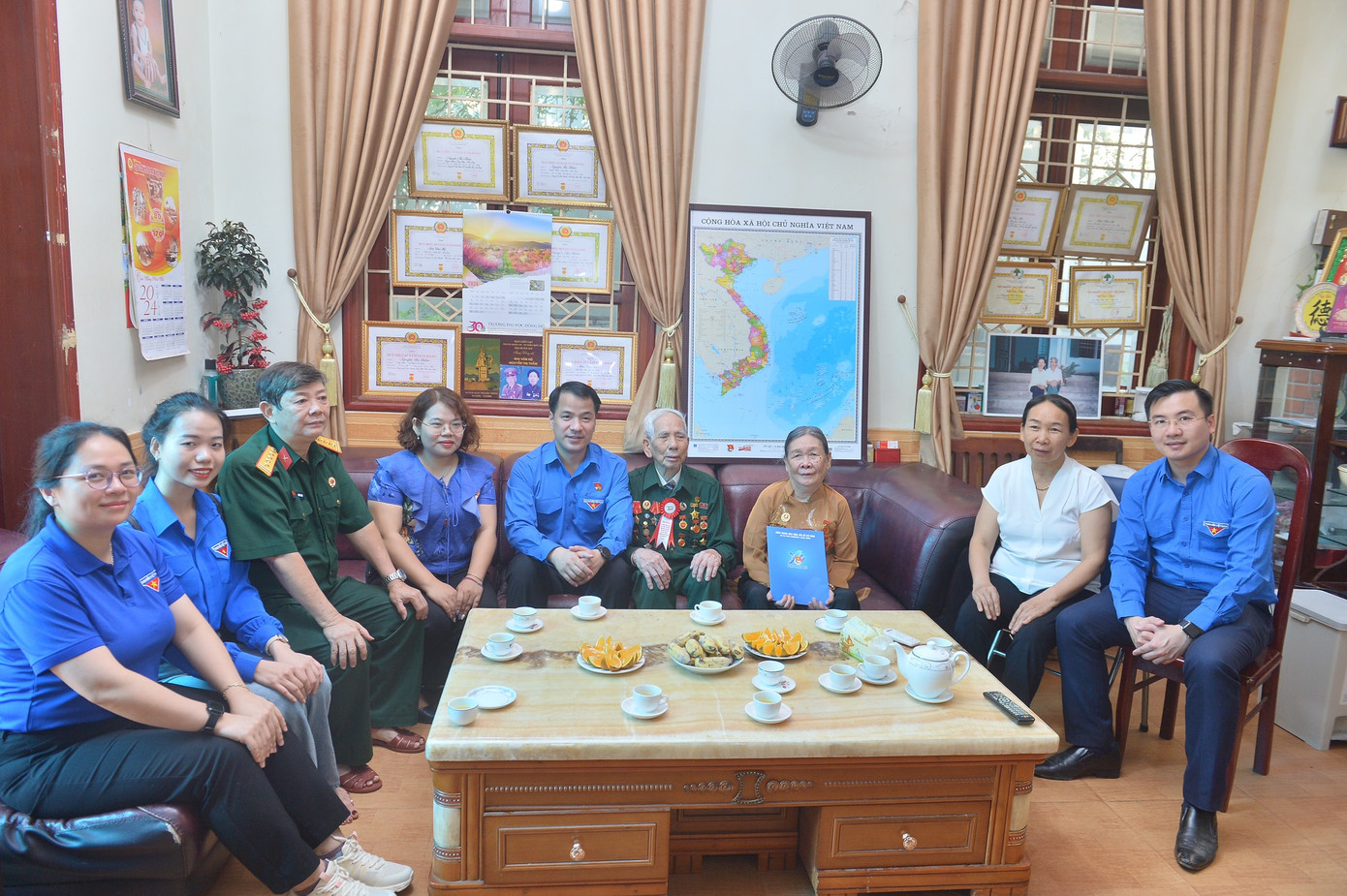 Đoàn công tác đến thăm, tặng quà gia đình chiến sĩ Điện Biên Mai Văn Hộ. Ảnh: Châu Linh Đoàn công tác đến thăm, tặng quà gia đình chiến sĩ Điện Biên Mai Văn Hộ. Ảnh: Châu Linh