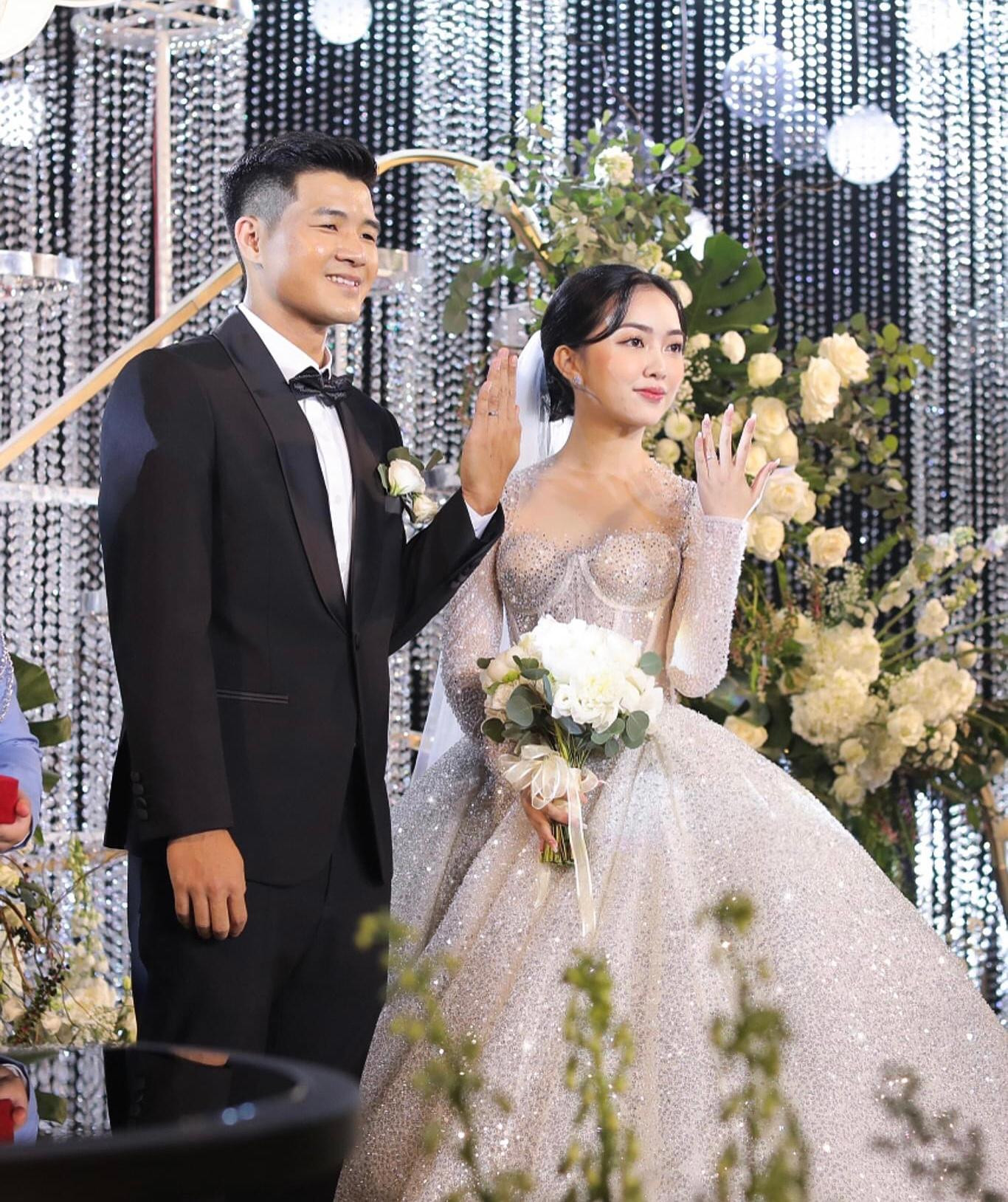 Chú rể Hà Đức Chinh diện vest bảnh bao sánh đôi cùng cô dâu Mai Hà Trang trong bộ váy cưới lộng lẫy.