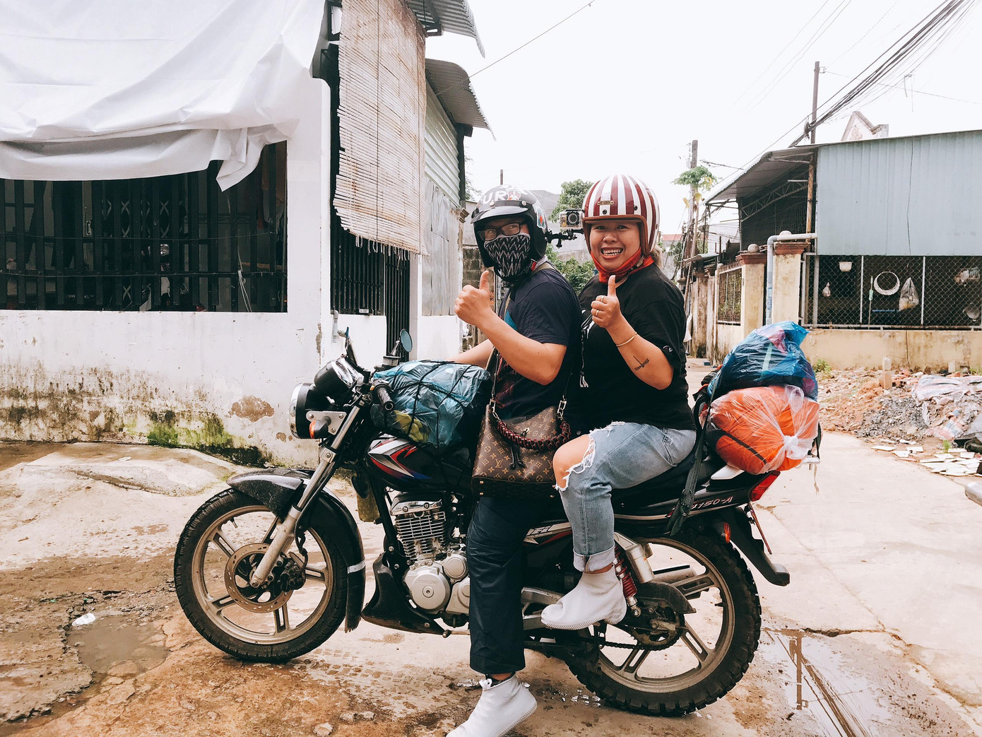 Vợ chồng trẻ đi qua nhiều tỉnh thành với hành lý tối giản. Vợ chồng trẻ đi qua nhiều tỉnh thành với hành lý tối giản.