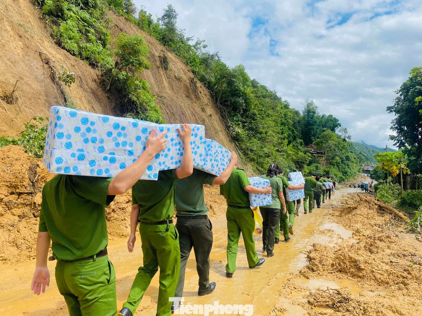 Ban Thanh niên Công an tỉnh phối hợp cùng Ban Phụ nữ Công an tỉnh huy động lực lượng đoàn viên, hội viên khẩn trương vận chuyển, tiếp tế thực phẩm, nước uống và các nhu yếu phẩm cần thiết khác đến cho người dân. Ảnh: Ban Thanh niên Công an tỉnh Điện Biên
