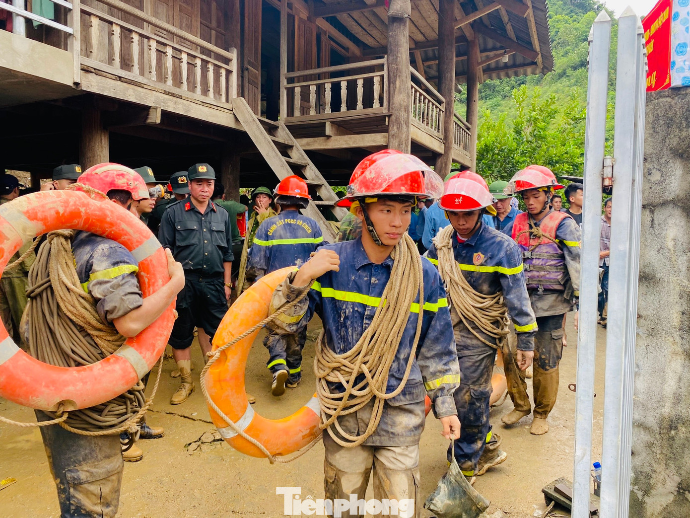 Lực lượng Công an thực hiện công tác cứu nạn, cứu hộ. Ảnh: Ban Thanh niên Công an tỉnh Điện Biên