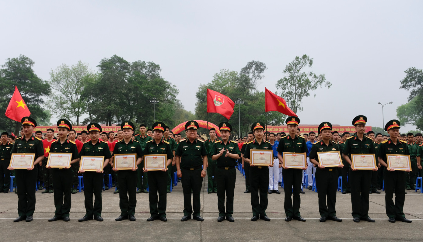 Thiếu tướng Nguyễn Xuân Điệp - Phó Chính ủy Trường Sĩ quan Lục quân 1 trao tặng bằng khen cho các đội thi. Ảnh: Châu Linh