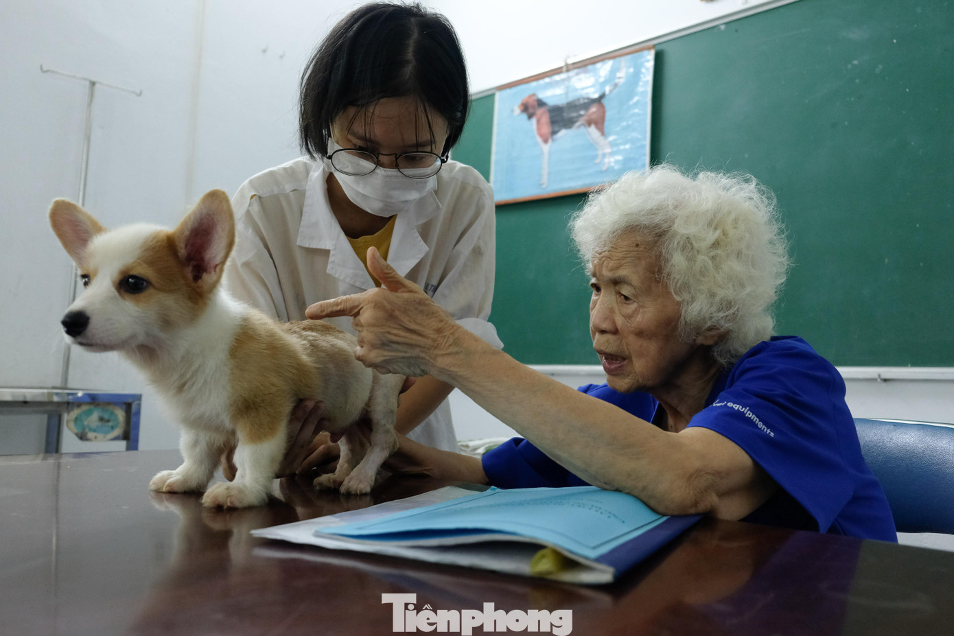 Bà Vân đang lưu ý các em phải xoa bóp đúng kỹ thuật.