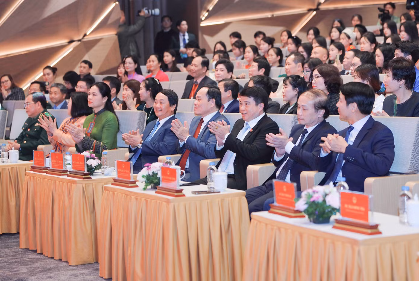 Lãnh đạo Đảng, Nhà nước và đại diện lãnh đạo các bộ, ban, ngành T.Ư tham dự chương trình. Lãnh đạo Đảng, Nhà nước và đại diện lãnh đạo các bộ, ban, ngành T.Ư tham dự chương trình.