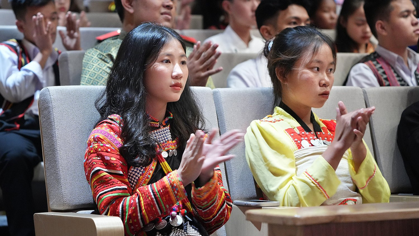 Tại chương trình, 143 bạn học sinh, sinh viên, thanh niên DTTS thuộc 51 dân tộc có thành tích cao trong kỳ thi học sinh giỏi quốc gia; kỳ thi Khoa học kỹ thuật cấp quốc gia; kỳ thi nghệ thuật và thi đấu thể thao khu vực Đông Nam Á, Châu Á và quốc tế… đã được vinh danh và ghi sổ vàng tại Văn Miếu - Quốc Tử Giám.