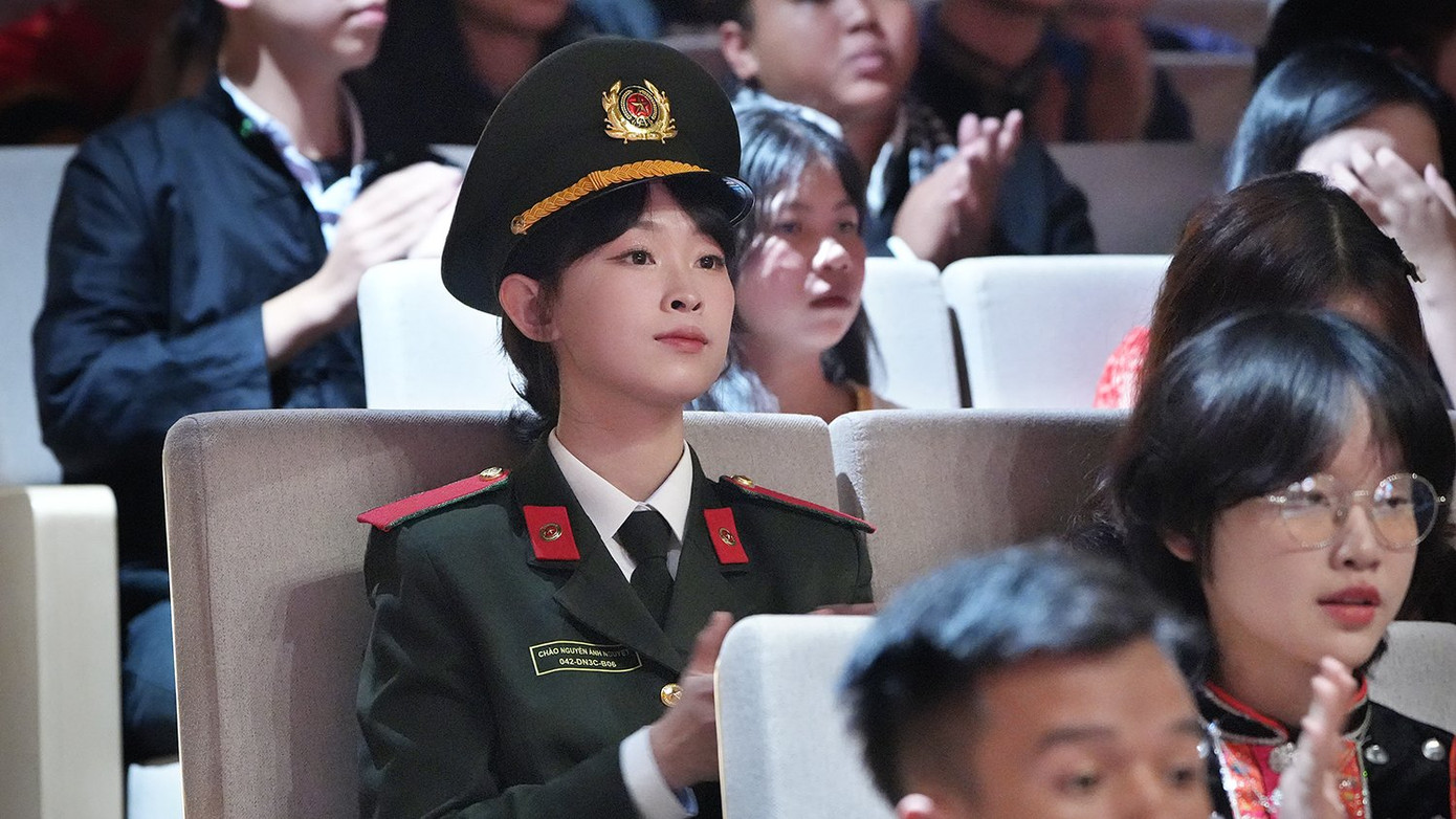 Một số chân dung học sinh, sinh viên DTTS tiêu biểu như em Đặng Thị Quyết (dân tộc Dao, tỉnh Lào Cai) đạt giải Nhất môn Địa lý trong kỳ thi học sinh giỏi quốc gia năm 2023; em Nông Thị Hồng Hoa (dân tộc Tày, tỉnh Cao Bằng) đạt giải Nhất môn Địa lý trong kỳ thi học sinh giỏi quốc gia năm 2023; em Trần Thanh Tú (dân tộc Chơ Ro, tỉnh Bà Rịa - Vũng Tàu) trúng tuyển vào Đại học Bà Rịa - Vũng Tàu với 29,05 điểm…