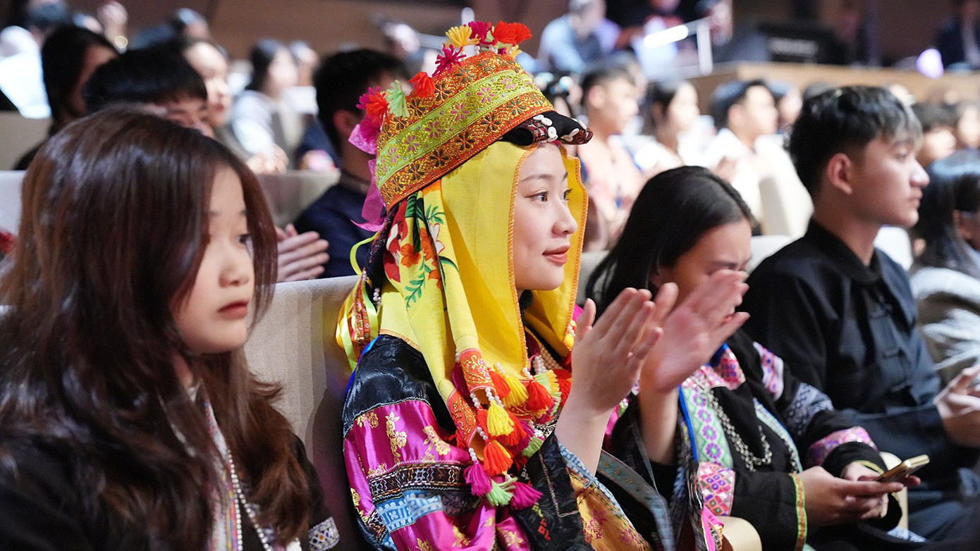 Mỗi em học sinh, sinh viên, thanh niên DTTS xuất sắc được tuyên dương đã thể hiện khả năng, nghị lực ý chí và khát vọng vươn lên của thế hệ trẻ người dân tộc thiểu số trở thành những người có đủ tâm - tầm và tài để góp phần vào sự phát triển nhanh, bền vững vùng dân tộc thiểu số, miền núi.