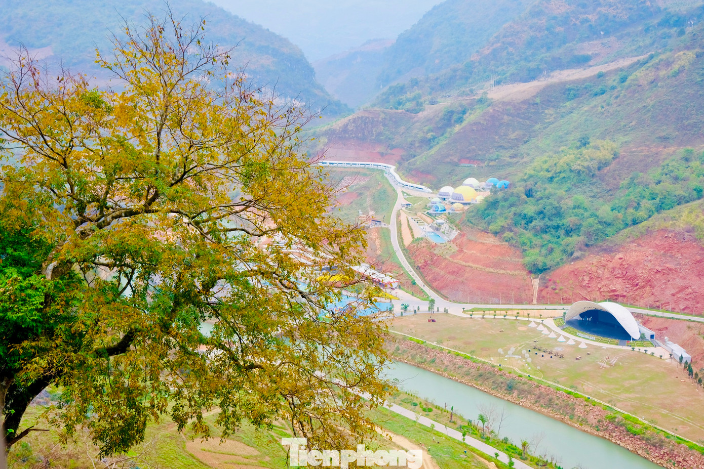 Bức tranh thiên nhiên thơ mộng khi nhìn từ trên cao. Ảnh: Châu Linh