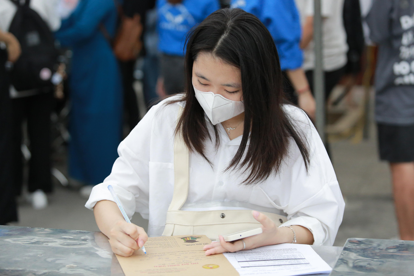 Đa số các bạn sinh viên và phụ huynh đều đến trường làm thủ tục nhập học từ 7h đến 9h để tránh thời tiết mưa bão.