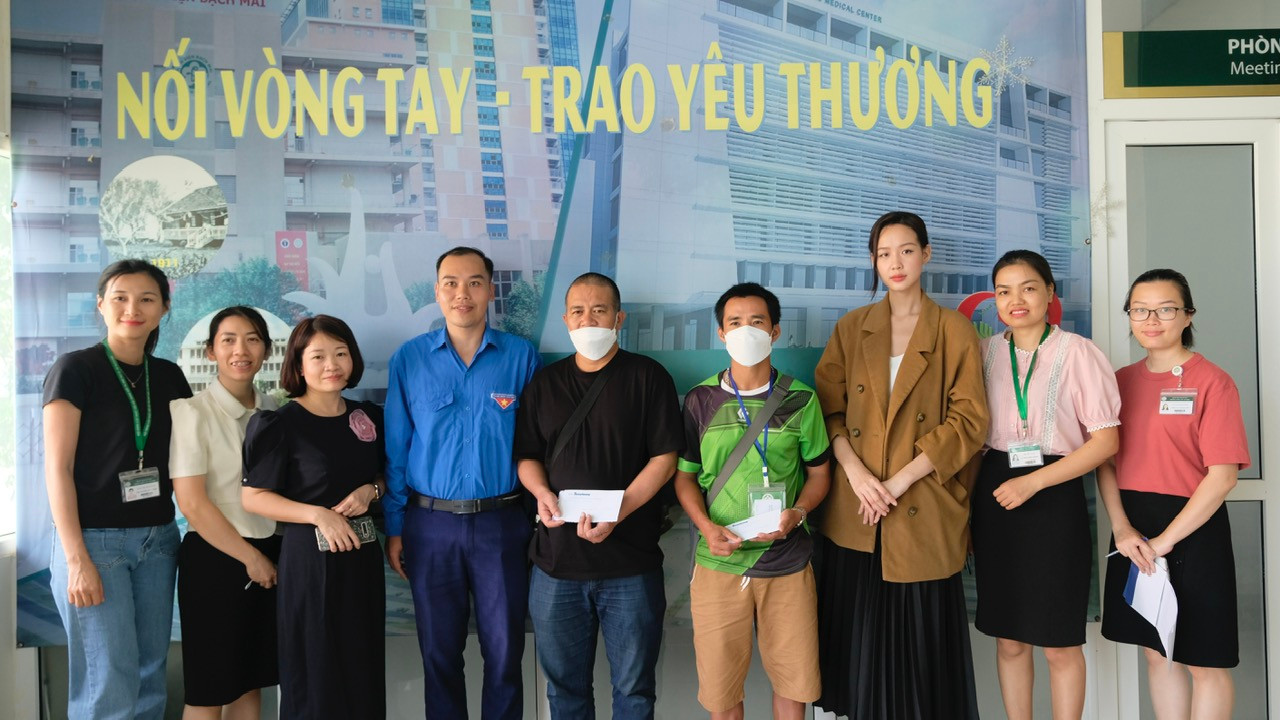 Đoàn Thanh niên báo Tiền Phong và Hoa hậu Bảo Ngọc tặng quà cho các trường hợp nạn nhân nặng đang điều trị tại Bệnh viện Bạch Mai. Ảnh: Diệu Nhi Đoàn Thanh niên báo Tiền Phong và Hoa hậu Bảo Ngọc tặng quà cho các trường hợp nạn nhân nặng đang điều trị tại Bệnh viện Bạch Mai. Ảnh: Diệu Nhi
