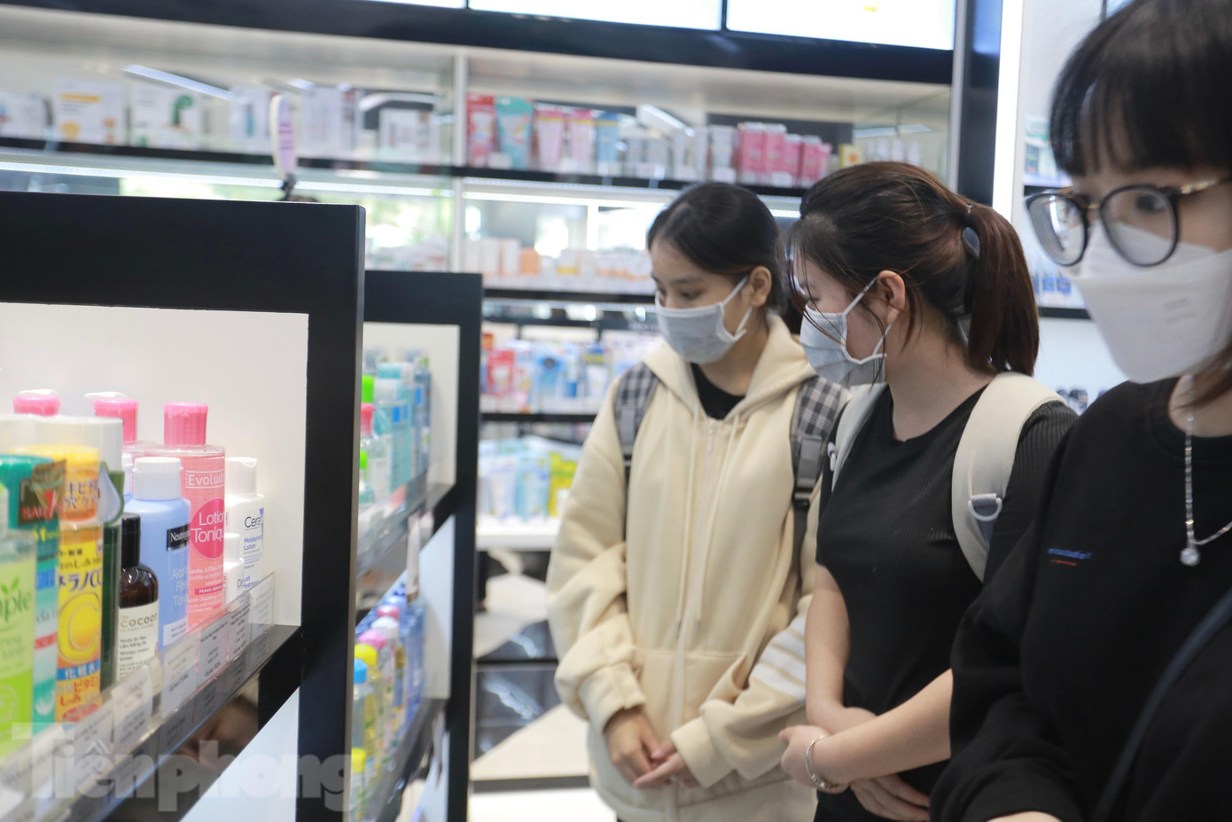 Bạn Phương Thảo (SN 2000, quê ở Bắc Ninh) cho biết thêm: "Hiện tại, bản thân đã "tiết chế" nhiều hơn các năm trước, không chi tiền cho các món đồ vặt, ít khi dùng đến mà tập trung vào sản phẩm thực sự cần thiết". Bạn Phương Thảo (SN 2000, quê ở Bắc Ninh) cho biết thêm: "Hiện tại, bản thân đã "tiết chế" nhiều hơn các năm trước, không chi tiền cho các món đồ vặt, ít khi dùng đến mà tập trung vào sản phẩm thực sự cần thiết".