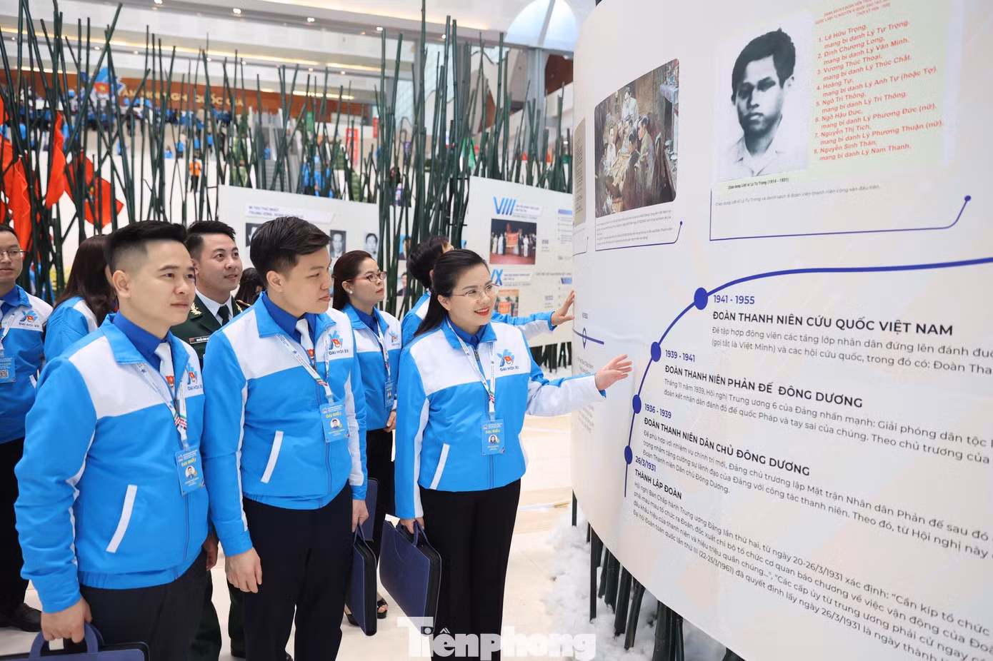 Bước vào không gian Triển lãm ảnh "Khát vọng cống hiến - Lẽ sống thanh niên", các đại biểu được ôn lại những mốc son lịch sử của Đoàn, tái hiện bằng những tư liệu, hiện vật, thông tin, hình ảnh tiêu biểu vừa trưng bày trực tiếp, vừa số hóa. Ngoài việc tham quan trực tiếp về triển lãm, các đại biểu có thể theo dõi gián tiếp bằng màn hình tương tác và thực tế ảo. Ảnh: Như Ý