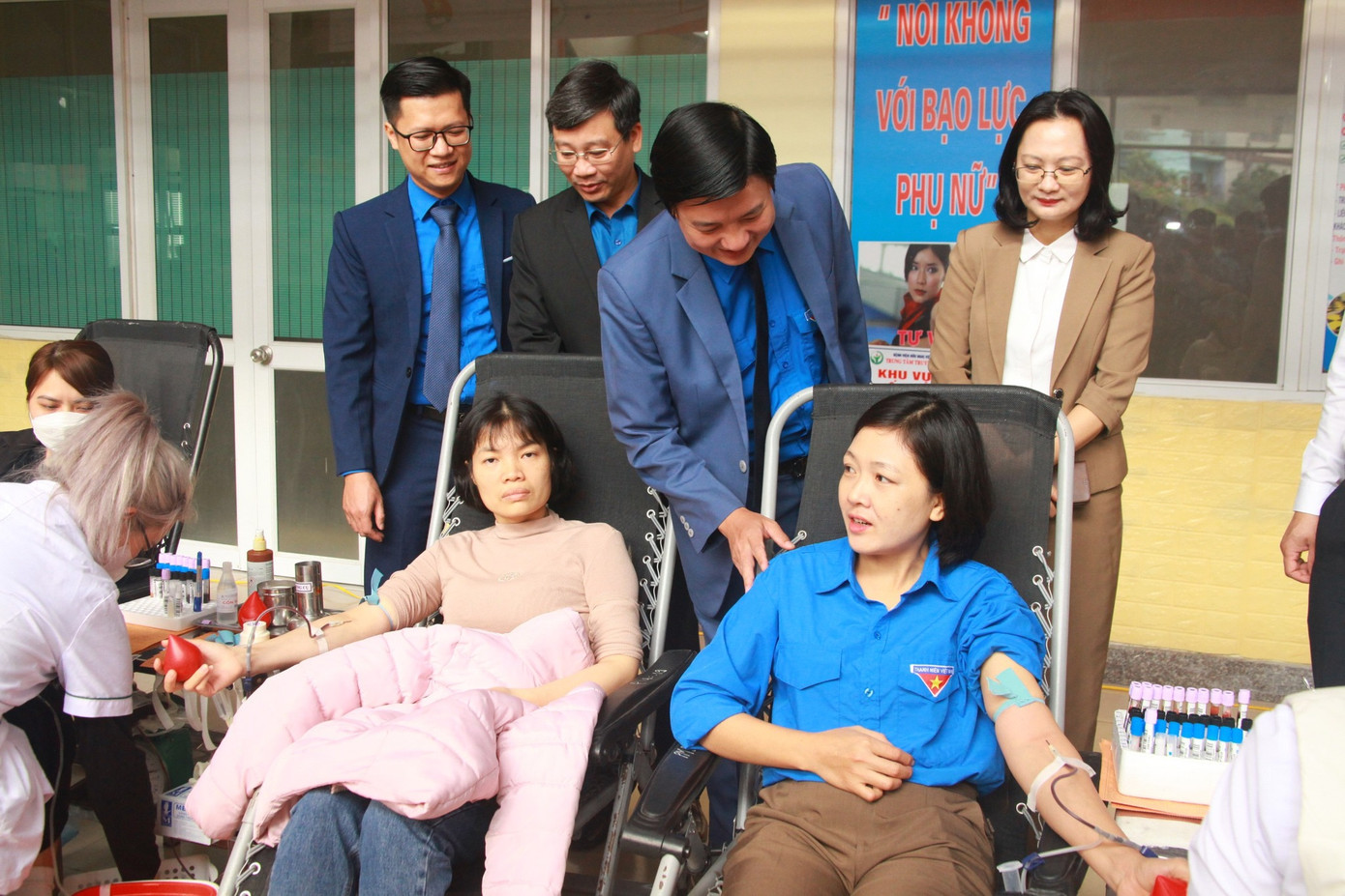 Các bạn đoàn viên, thanh niên tham gia chương trình Chủ Nhật Đỏ lần thứ XVI, hưởng ứng Lễ hội Xuân hồng năm 2024.