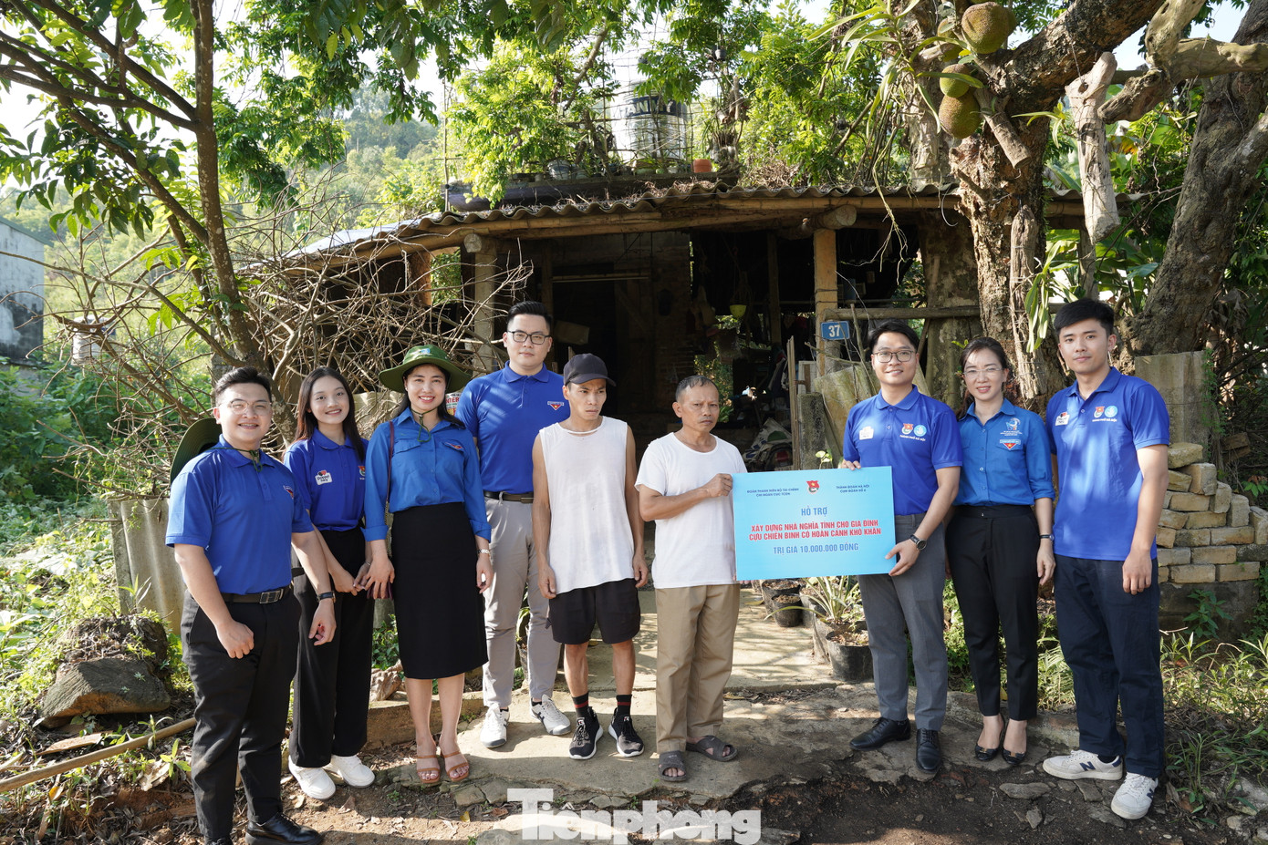 Đại diện cụm Đoàn số 8 trao biểu trưng hỗ trợ xây dựng Nhà tình nghĩa cho gia đình cựu chiến binh có hoàn cảnh khó khăn. Ảnh: Diệu Nhi