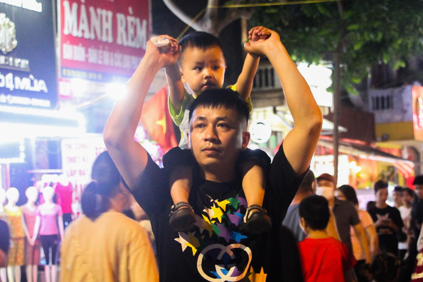 Anh Nguyễn Khánh (trú tại Sơn Tây, Hà Nội) chia sẻ: "Là một người dân trên địa bàn thị xã Sơn Tây, tôi và cả gia đình đã tất bật chuẩn bị ăn cơm từ sớm để đến tham quan trải nghiệm các hoạt động trên phố đi bộ. Tôi cảm thấy rất vui và hy vọng rằng, trong tương lai, người dân địa phương sẽ cải thiện được mức sống nhờ hoạt động kinh doanh, phát triển du lịch".