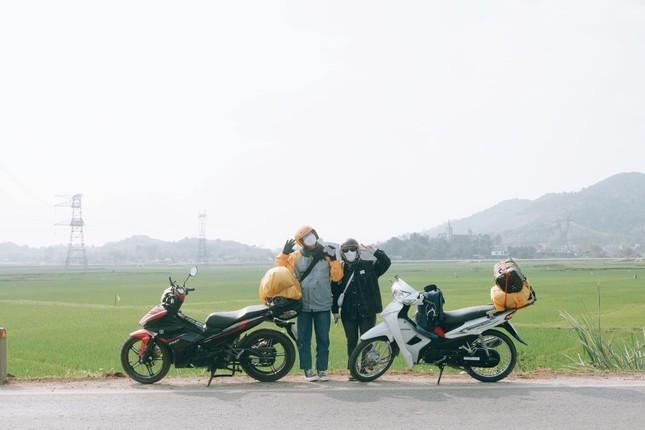Trước đây, khi còn ngồi trên ghế nhà trường, Trang đã từng mơ về những chuyến đi, những cung đường rong ruổi khắp Việt Nam. Cô đã đặt mục tiêu rằng "khi hoàn thành việc học Đại học, sẽ đi xuyên Việt". Sau những năm vừa học vừa làm thêm cật lực để tích tiền đi du lịch, cô gái trẻ đã hoàn thành chuyến đi xuyên Việt ở tuổi 23 trong 22 ngày cùng một số người bạn đồng hành. Ảnh: NVCC
