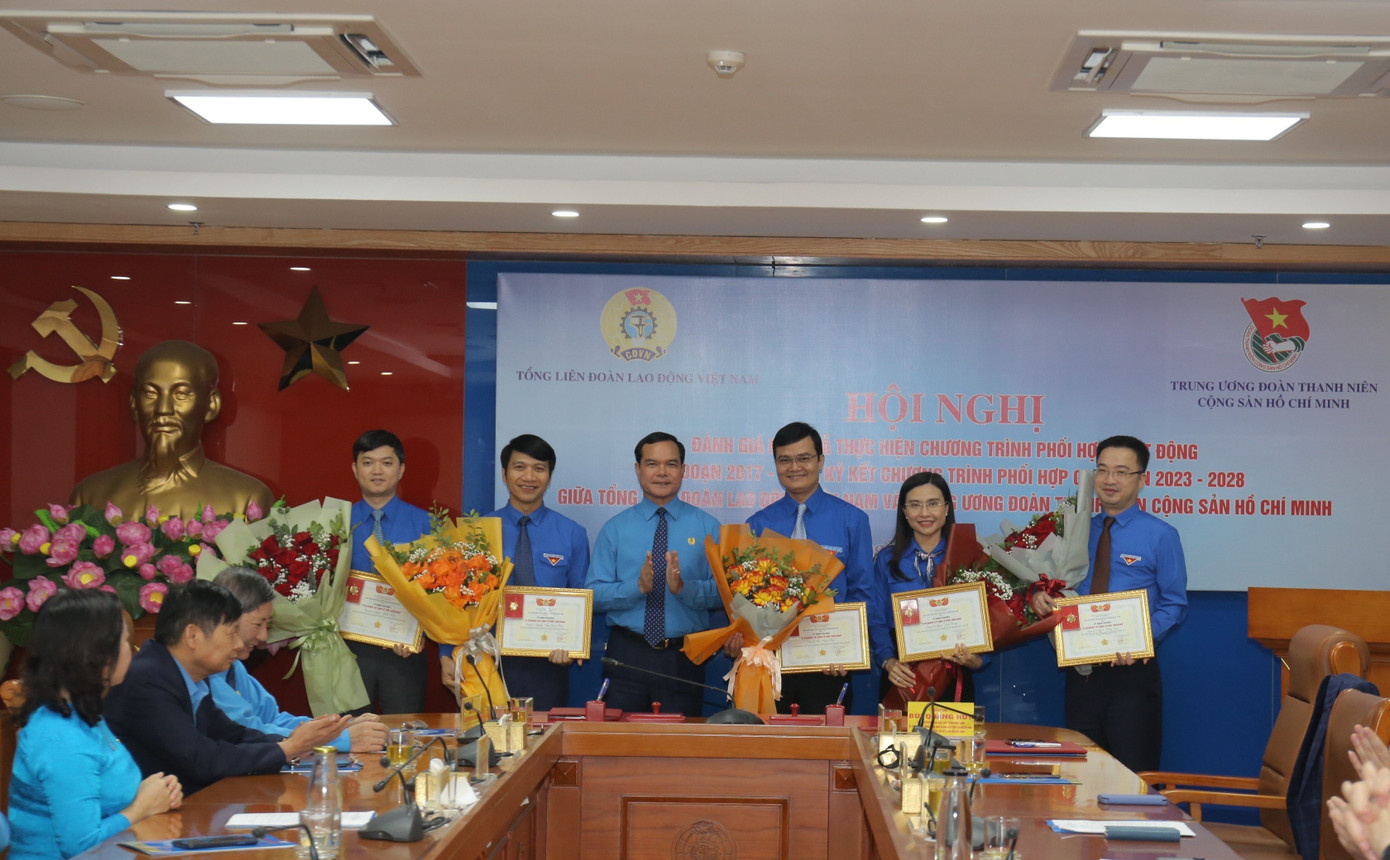 Tổng Liên đoàn Lao động Việt Nam trao tặng kỷ niệm chương “Vì sự nghiệp xây dựng tổ chức Công đoàn” cho các đồng chí Bí thư BCH T.Ư Đoàn. Ảnh: Bảo Anh Tổng Liên đoàn Lao động Việt Nam trao tặng kỷ niệm chương “Vì sự nghiệp xây dựng tổ chức Công đoàn” cho các đồng chí Bí thư BCH T.Ư Đoàn. Ảnh: Bảo Anh