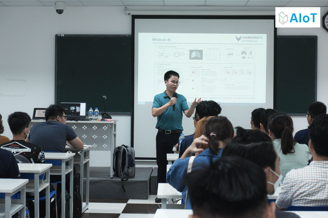 TS. Phạm Huy Hiệu đang giảng dạy sinh viên. TS. Phạm Huy Hiệu đang giảng dạy sinh viên.