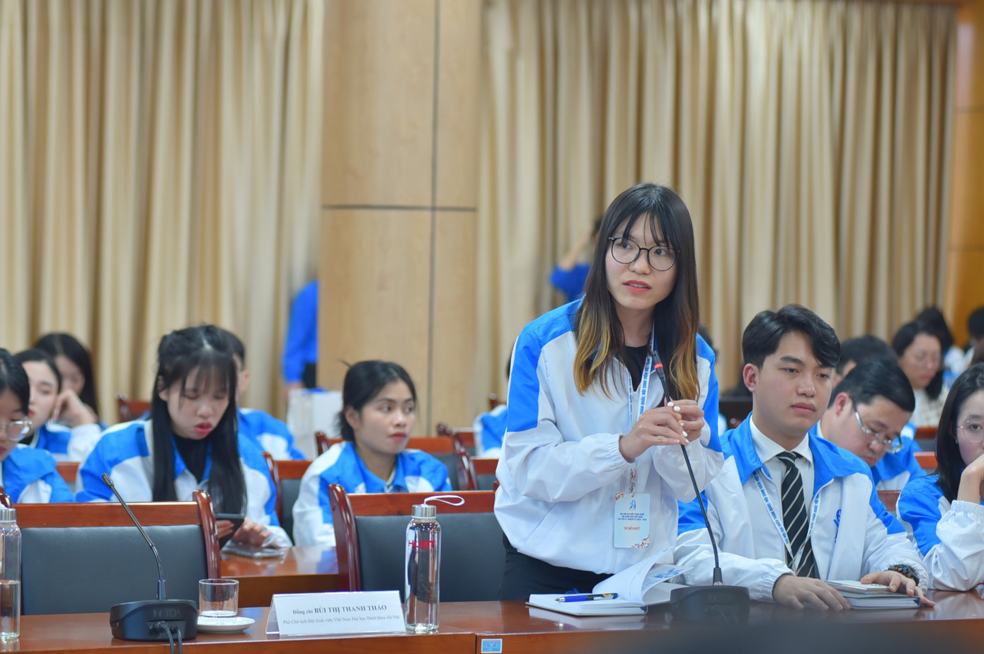 Đại biểu Hồ Ngọc Quỳnh Nhi - Hội Sinh viên Việt Nam ở Hà Lan chia sẻ tại chương trình.