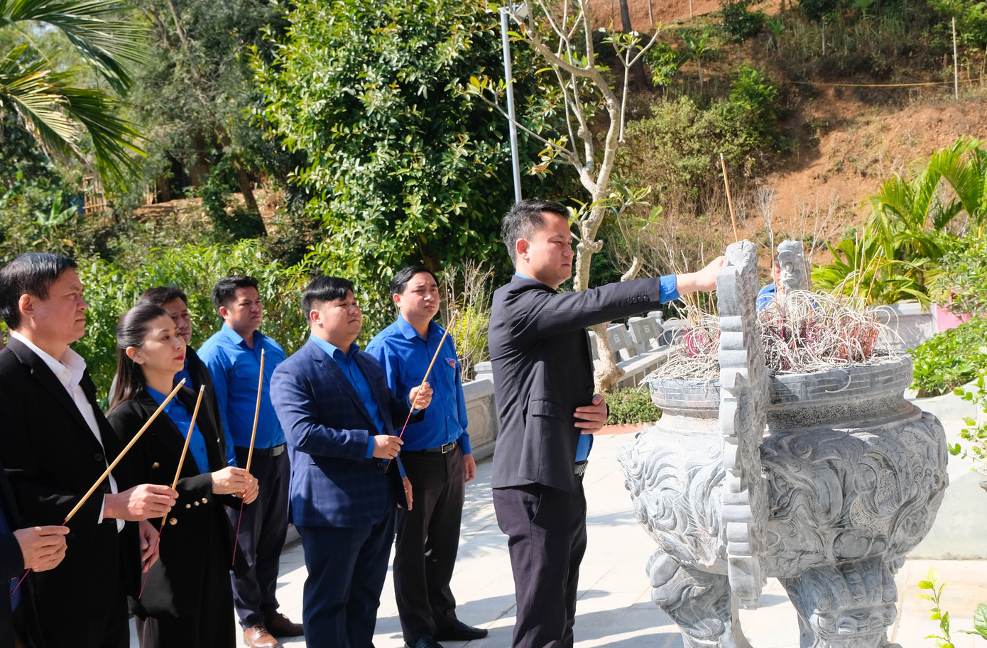 Đoàn công tác T.Ư Đoàn đã dâng hương tại di tích lịch sử Ngã ba Cò Nòi. Ảnh: Châu Linh