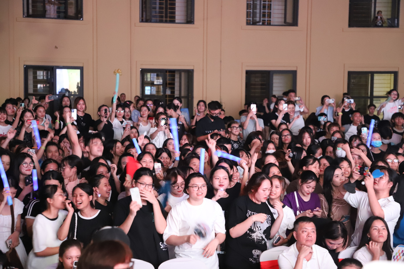 Sinh viên Học viện Phụ nữ nhiều năng lượng, nhiệt huyết, sẵn sàng bước vào năm học mới. Ảnh: Diệu Nhi