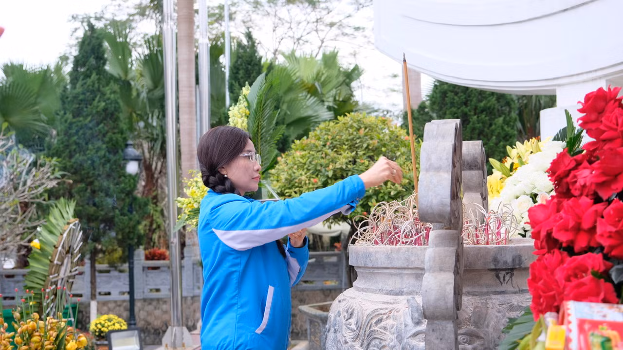 Chị Nguyễn Phạm Duy Trang cùng đoàn công tác dâng hương tại Nghĩa trang Liệt sĩ Vị Xuyên. Ảnh: Châu Linh