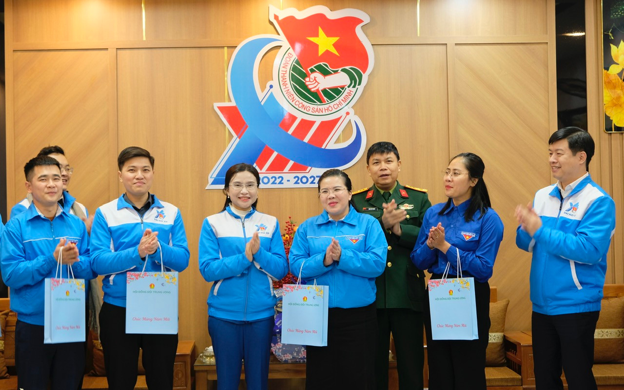 Đoàn công tác T.Ư Đoàn thăm, tặng quà, chúc Tết cán bộ, chuyên viên Tỉnh Đoàn Hà Giang. Ảnh: Châu Linh Đoàn công tác T.Ư Đoàn thăm, tặng quà, chúc Tết cán bộ, chuyên viên Tỉnh Đoàn Hà Giang. Ảnh: Châu Linh