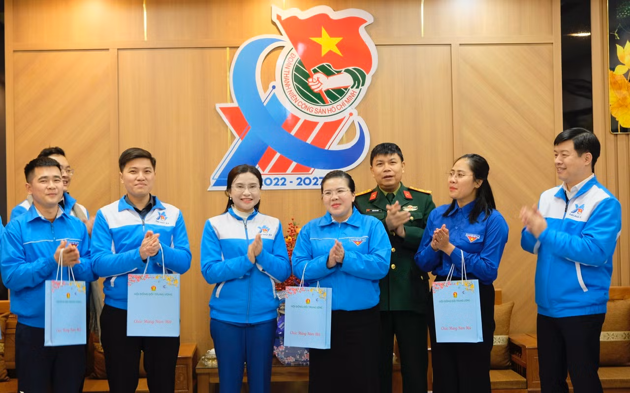Đoàn công tác T.Ư Đoàn thăm, tặng quà, chúc Tết cán bộ, chuyên viên Tỉnh Đoàn Hà Giang. Ảnh: Châu Linh