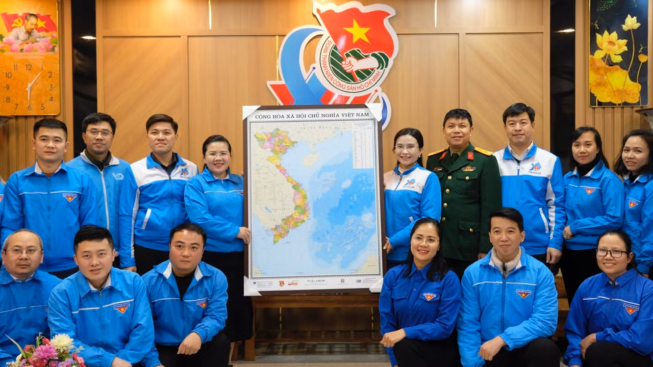Đoàn công tác T.Ư Đoàn thăm, tặng quà, chúc Tết cán bộ, chuyên viên Tỉnh Đoàn Hà Giang. Ảnh: Châu Linh