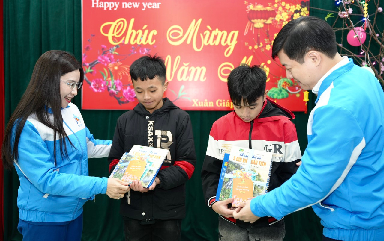 Chị Nguyễn Phạm Duy Trang thăm, tặng quà cho con nuôi Đồn Biên phòng Cửa khẩu Quốc tế Thanh Thủy. Ảnh: Châu Linh Chị Nguyễn Phạm Duy Trang thăm, tặng quà cho con nuôi Đồn Biên phòng Cửa khẩu Quốc tế Thanh Thủy. Ảnh: Châu Linh