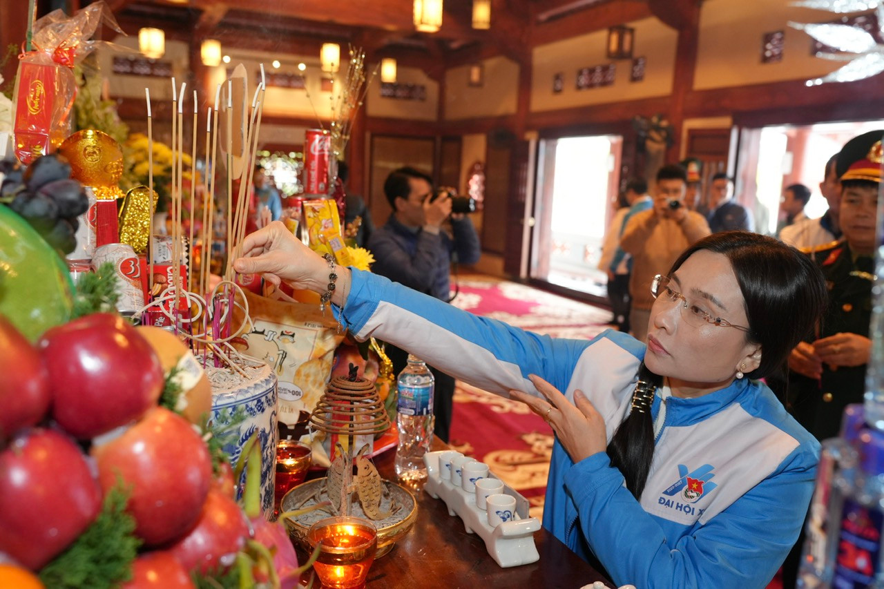 Chị Nguyễn Phạm Duy Trang cùng đoàn công tác dâng hương tại Nghĩa trang Liệt sĩ Vị Xuyên. Ảnh: Châu Linh Chị Nguyễn Phạm Duy Trang cùng đoàn công tác dâng hương tại Nghĩa trang Liệt sĩ Vị Xuyên. Ảnh: Châu Linh