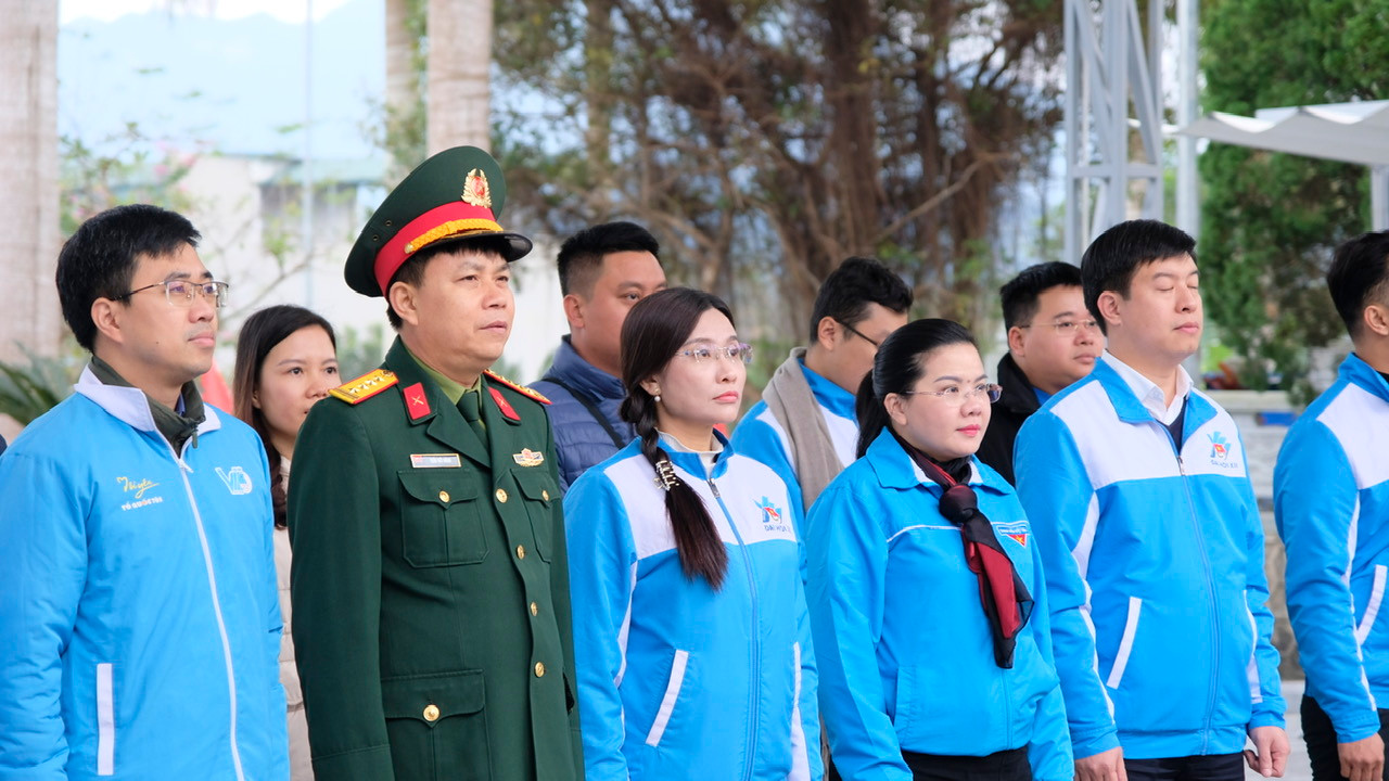 Chị Nguyễn Phạm Duy Trang cùng đoàn công tác dâng hương tại Nghĩa trang Liệt sĩ Vị Xuyên. Ảnh: Châu Linh Chị Nguyễn Phạm Duy Trang cùng đoàn công tác dâng hương tại Nghĩa trang Liệt sĩ Vị Xuyên. Ảnh: Châu Linh