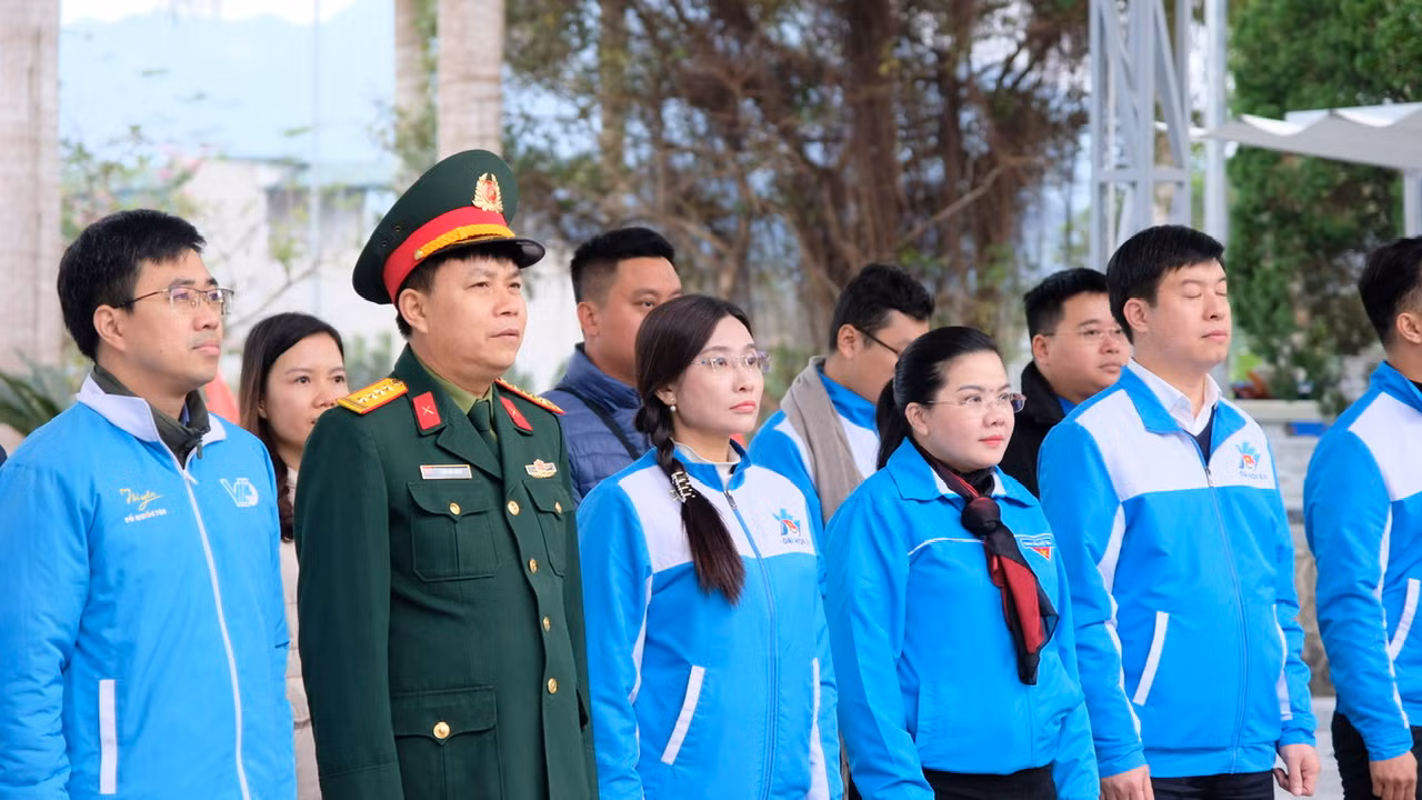 Chị Nguyễn Phạm Duy Trang cùng đoàn công tác dâng hương tại Nghĩa trang Liệt sĩ Vị Xuyên. Ảnh: Châu Linh