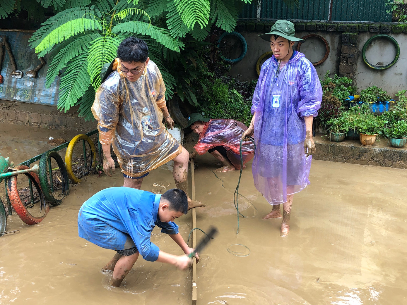Sinh viên Điện Lực đã có phản ứng nhanh, nhiệt tình hỗ trợ các hộ gia đình trên địa bàn.