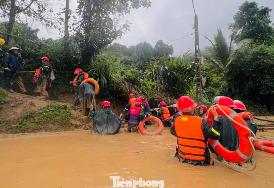 Từ 1h sáng hôm qua, ngay khi nhận thông báo, Đoàn Thanh niên Công an tỉnh Điện Biên đã nhanh chóng triển khai lực lượng tới xã Mường Pồn. Ảnh: Ban Thanh niên Công an tỉnh Điện Biên