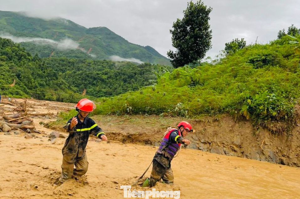 Từ 1h sáng hôm qua, ngay khi nhận thông báo, Đoàn Thanh niên Công an tỉnh Điện Biên đã nhanh chóng triển khai lực lượng tới xã Mường Pồn. Ảnh: Ban Thanh niên Công an tỉnh Điện Biên