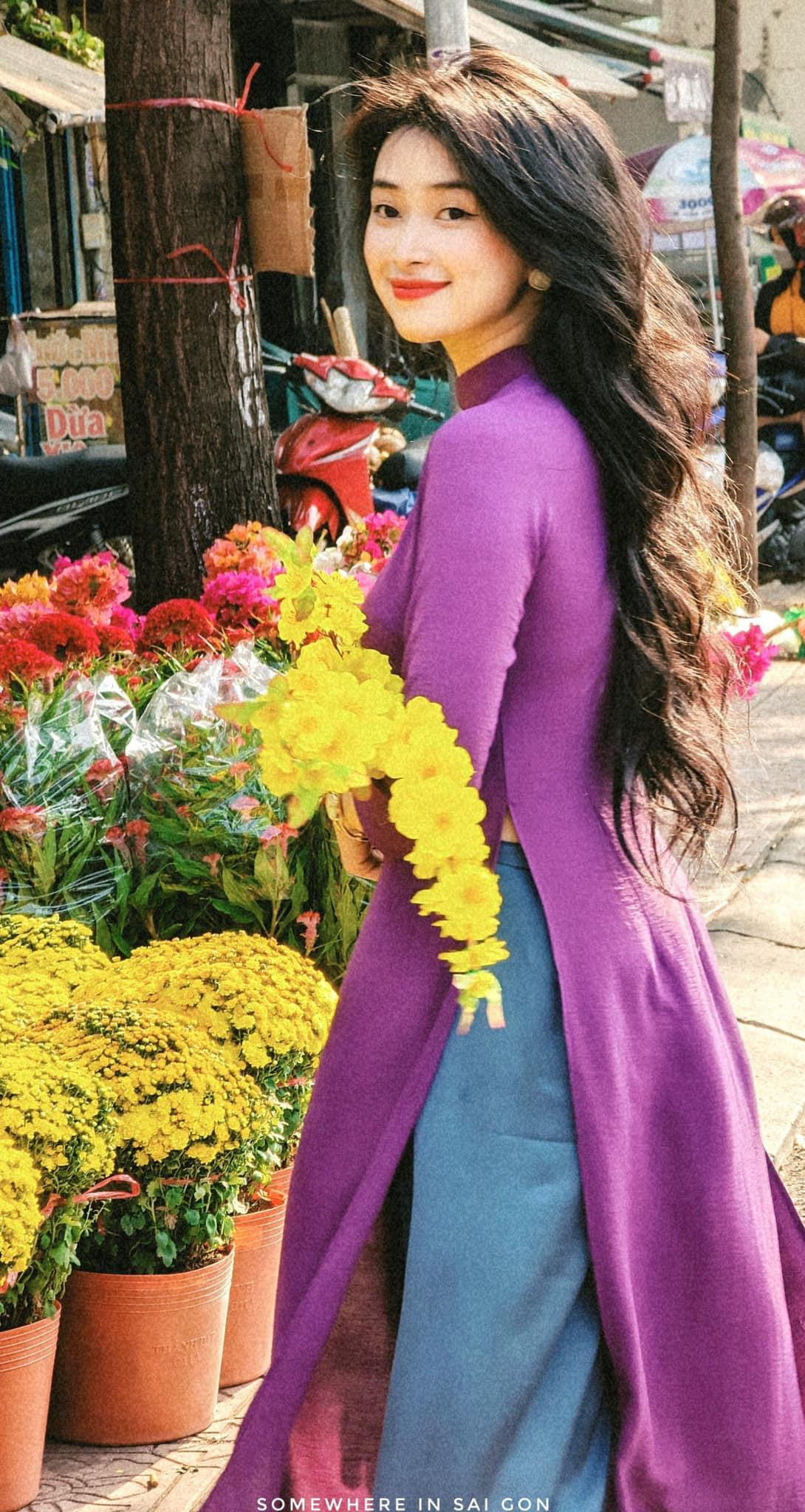 Cô gái Gen Z như hóa thân thành người con gái của những thập niên 80 với niềm hân hoan tràn ngập. Ảnh: Phạm Thế Hiển